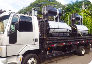 Caminhão da MOV Transportes em operação